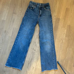 Jeans ZARA - Jeans från Zara i storlek S. Supersnygga året om. Speciellt till sneakers. 