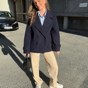 Mörkblå kappa - Design by si jacka som jag köpte förra hösten. Säljer för jag tyvärr inte använder längre. Mycket bra kvalitet!! 💞storlek XS/S