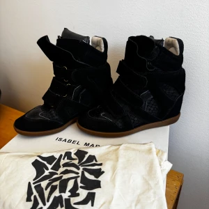 Isabel Marant skor - Snygga limited edition skor från Isabel Marant som tyvärr senaste åren inte kommit till användning men i fantaskit nästintill nyskick. Dustbag samt kartong medföljer!