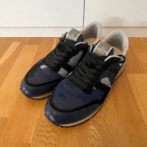 Valentino Rockrunner - Sparsamt använda med egna sulor, därmed är sulorna är oanvända. 