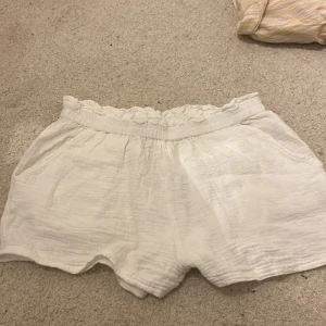 Vita shorts från O'Neill - Säljer ett par vita shorts från O'Neill i storlek M. De är tillverkade i ett lätt och luftigt material med elastisk midja och fickor på sidorn och där bak. Perfekta för varma sommardagar!