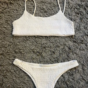 Vit ribbad bikini - Snygg vit ribbad bikini i storlek S. Säljer för 100 kr + ex frakt, kan hämtas i Kalmar.