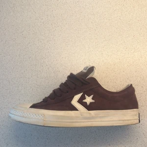 Bruna Converse All Star sneakers - Snygga mörkröda  STAR PLAYER 76 UNISEX sneakers med  klassisk stjärndetalj på sidan. Skorna har snörning och är perfekta för hösten
