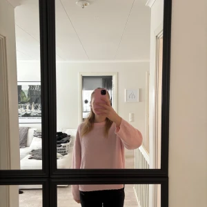 Rosa stickad tröja från 157 - Jag säljer en mysig rosa stickad tröja från 157. Perfekt för kyliga dagar med sin mjuka och bekväma passform. Tröjan har långa ärmar och en rund halsringning. Jag säljer den för den inte kommer till användning. Pris går att diskuteras💓