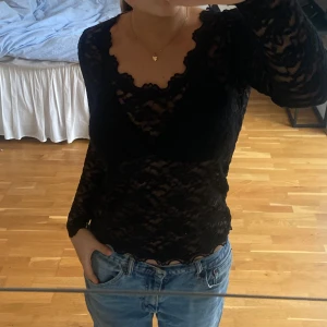 Svart spetstopp - Snygg svart spetstopp från rosemunde