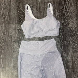 Grå sporttopp och leggings från Shein - Snyggt set med grå sporttopp och matchande leggings från Shein. Setet har ett diskret prickigt mönster och är tillverkat i ett stretchigt material som passar perfekt för träning. Toppen har breda axelband och leggingsen har hög midja för extra komfort.
