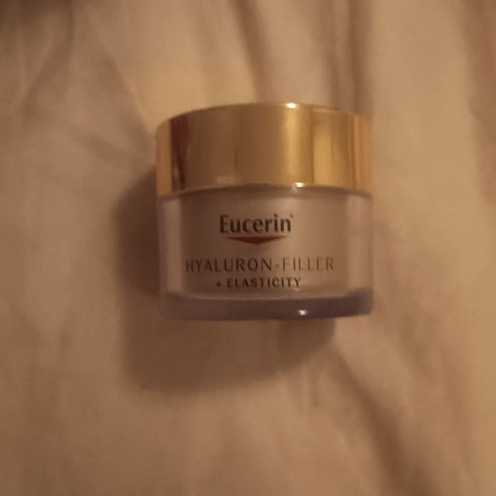 Eucerin Hyaluron-Filler + Elasticity är en ansiktskräm i en elegant burk med guldlock. Krämen är formulerad för att fylla ut rynkor och förbättra hudens elasticitet. Perfekt för daglig användning för en mjuk och återfuktad hud. Nattkräm, bara testad inte daglig använd.. Beauty.