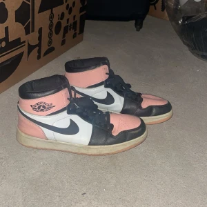 Nike Air Jordans i rosa och svart - Hightops, lite smutsiga men går lätt att rena 