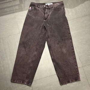 Big Boys - Säljer mina lila Big Boys i storlek M! Slitna nere vid hälarna annars fint skick. (Mer lila irl). Skriv vid intresse :)