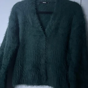 Grön fluffig kofta - Superfin aldrig använd, pris kan diskuteras vid snabb affär.