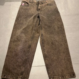 Big Boys  - Säljer ett par bruna Big Boys jeans i storlek M! Inte mycket använda, skriv vid intresse!