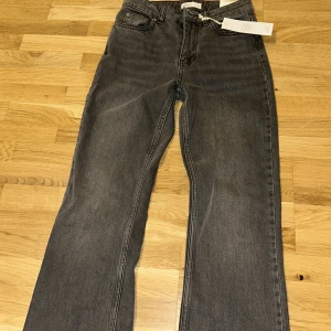 Grå jeans från Gina Tricot - Snygga grå jeans, full length flare från Gina Tricot. med en klassisk design. Prisvänligt! 💗