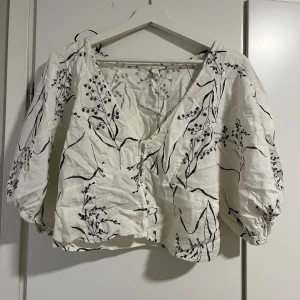 Kort v-ringad blus - En superfin sommarblus som kan användas till flera tillfällen! 