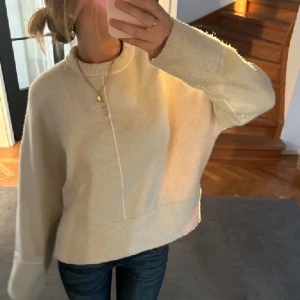 Beige tröja från Zara - Jätte fin beige tröja från Zara, den är i  ny skick köptes förra året men säljer då den inte kommer till användning så