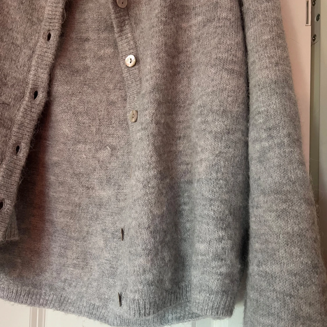 Grå kofta med knappar - 90