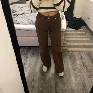 Bruna byxor från H&M Divided - Snygga bruna byxor från H&M Divided med en klassisk design. Byxorna har en rak passform och är perfekta för en stilren look. De är tillverkade i ett mjukt material som ger en bekväm känsla hela dagen.