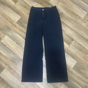 Svarta byxor från Shein - Snygga svarta byxor från Shein i storlek L. De har en rak passform med hög midja och dragkedja. Perfekta för en stilren look. Jag säljer de för att dem var för små.  Midjastorlek: ca 71 cm,  längd: ca 108,5 cm, höft storlek: ca 97 cm, lår: ca 62.5 cm 