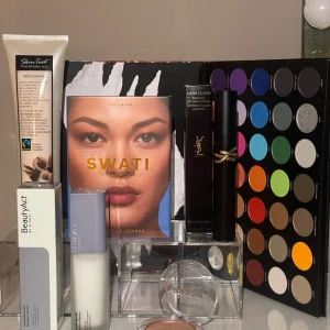 Makeup, hudvård och färglinser - Sminkprodukter inklusive en färgglad ögonskuggspalett från Morphe by Abby Roberts och en highlighter från Buxom i färgen White russian. Inkluderar även Swati 6-månaders linser i färgen Sapphire (nypris 599kr) med tillbehör. Innehåller även ett fuktserum från BeautyAct och en Body cream från SkinTreat. Highlightern är använd men har fortfarande mycket produkt kvar. Endast 2 färger i ögonskuggspaletten är swatchade. Annars är allt oanvänt! MASCARAN ÄR SÅLD!