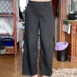 Mörkgrå vida kostymbyxor - Mörkgrå stretchiga kostymbyxor med hög midja och en vid passform.  Längd: 103cm Bredd: 66,5-68,5cm