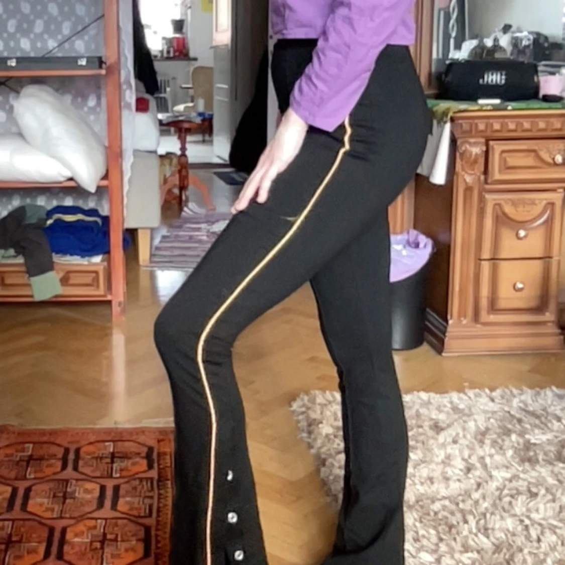 Svarta ställbara byxor med knappar