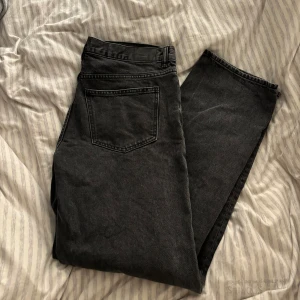 Svarta jeans från Perfect Jeans - Snygga svarta jeans från Perfect Jeans i storlek 42. De har en klassisk design med fem fickor och en rak passform. Perfekta för en stilren look.