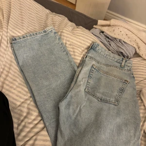 Ljusblå jeans från ASOS DESIGN - Säljer ett par ljusblå jeans från ASOS DESIGN. De har en klassisk femficksdesign och är perfekta för en avslappnad stil. Passar bra till både sneakers och boots.