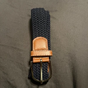 Flätat Bälte  - Helt sprillans ny Mörk blått flätat bälte 115 cm som är skit nice, bra kvalitet och sitter perfekt med ett par sköna jeans 