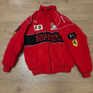 Röd Ferrari jacka  - Säljer min Ferrari jacka då den inte kommer till användning. Använd en gång så den är i princip ny.