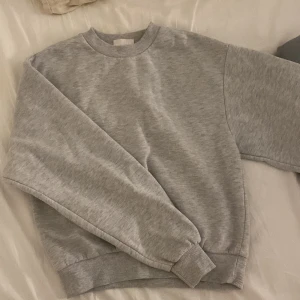 Grå sweatshirt - Säljer en klassisk grå sweatshirt med jätte mjuk och lite fluffig insida 💕 Inge tecken på användning som de flesta av mina plagg