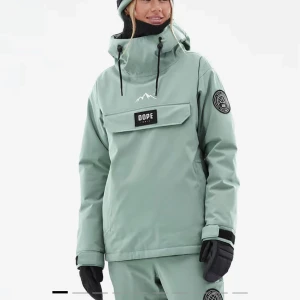 Grön vindjacka från Dope - Snygg grön vindjacka från Dope. Använd endast 1 gång och säljer då jag behövde en storlek större. Helt fantastiskt fin och skön!🩷Det är bara att höra av sig om man har några funderingar eller vill ha fler bilder!