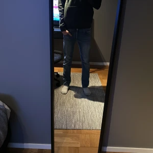 Blå jeans från Replay - Snygga blå jeans från Replay slim fit. Kan andvändas i vardagen eller på finare tillfällen.             Nypris 1350kr. 28 i bredden och 30 i längden 