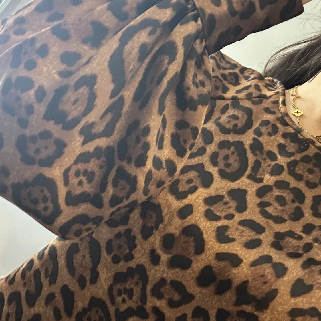 Leopardmönstrad topp\blus  med knytband  - 90