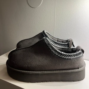 ”Uggs” från lager 157 - Säljer dessa populära skorna från lager157 i den gråa färgen! Köptes i höstas men de är aldrig använda och prislappen är kvar💖 storleken är 40/41