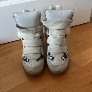 Isabel markant skor  - Säljer nu mina älskade isabel marant skor. Lite smutsiga men går att pusta upp! Yttersulan håller på att släppa på vissa ställen, gör dock att fixa hos skomakare för bara någon hundralapp. 