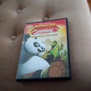 Kung Fu Panda DVD - DVD med filmen Kung Fu Panda, en animerad familjefilm från DreamWorks. Omslaget visar huvudkaraktären Po, en panda, i en actionfylld pose. Perfekt för filmkvällar med familjen eller vänner.