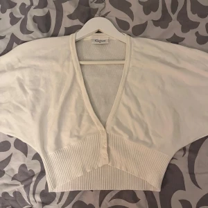 Vit bolero/ kofta - Jätte söt kort kofta mer åt bolero hållet, aldrig använd. 