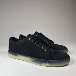 Lanvins skor - Säljer nu ett par Lanvins med en stilren och unik design. Skorna är riktigt eftertraktade och passar dig som vill ha skor av klass. Dessa är extremt sällsynta och i väldigt bra skick. Hör av dig vid frågor!🙌