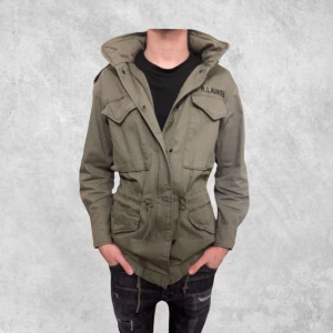 Ralph Lauren Field jacket  - Riktigt fet field jacket från Ralph Lauren i färgen grön med dragkedja och knappar. Jackan har flera fickor och en justerbar midja för bättre passform. Perfekt för höst och vår. Storlek XS men sitter som S. 