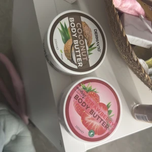 Body Butter med kokos och jordgubb från Dermavio - Säljer två burkar body butter från Dermavio. En med doft av kokos och en med jordgubb. Båda är veganska och innehåller 220 ml. Perfekta för att återfukta huden och ge en härlig doft. Jordgubb är ungefär 90% kvar och kokos även 90% kvar.