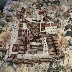 Mönstrad ärmlös topp från Jensen - Säljer en unik ärmlös topp från Jensen med ett abstrakt mönster i bruna och vita nyanser. Toppen har volangdetaljer längs kanterna och en luftig passform. Perfekt för en somrig look!