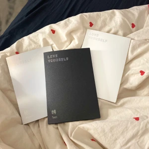 Love Yourself album - Tre album från serien 'Love Yourself' med titlarna 'Her', 'Tear' och 'Answer'. Omslagen är i svart, vitt och ljusgrått med stilrena tryck. Perfekt för fans av K-pop och samlare av musikalbum. 