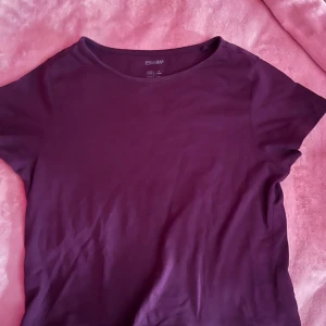 Mörklila t-shirt från Esmara - Snygg mörklila t-shirt från Esmara i mjukt material. Sitter verkligen jättefint, stl XS 💕💕