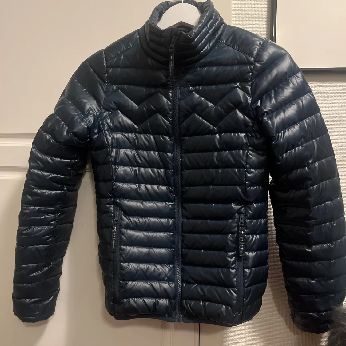 Mörkblå dunjacka från Mountain Works