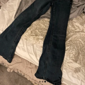 Svarta bootcut jeans från Perfect Jeans - Snygga svarta bootcut jeans från Perfect Jeans. De har en klassisk femficksdesign med knapp och dragkedja framtill. Perfekta för en stilren look.