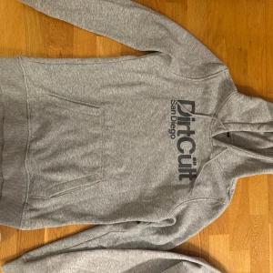 Grå hoodie från dirtitcult - Grå hoodie från DirtCült, typ aldrig använd! Det står att storleken på lappen är L men stämmer inte. Den passar xs-s!