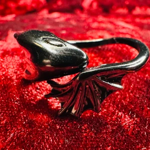 Svart ring med urcharmig drake Goth Rock Punk Metal Kawaii Unik Ny Rea  - Unik svart ring med en urcharmig drakdesign. Ringen har detaljerade vingar och ett stilrent utseende. Ringens storlek är justerbar. Utan att justeras 2 cm i innerdiameter. Cirka 1,5 cm hög. Oanvänd, perfekt skick. Så ovanlig och cool. Perfekt för dig som vill ha något annorlunda och iögonfallande.