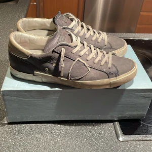  Philippe Model skor - Skick 6/10 storlek 42, pris ej hugget i sten kan diskuteras vid en snabb affär. 