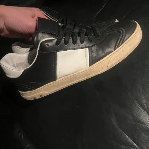 Valentino flycrew - Hej säljer mina snygga svarta valentino flycrew, skick ca 5 av 10 använt ett tag nu och slutat använda de sista storlek 40, totalt 9 nitar 6 på vänster och 3 på höger, pris kan diskuteras, dustbag ingår, mer bilder ele intresserad så är de bara att höra av sig🙌🏼