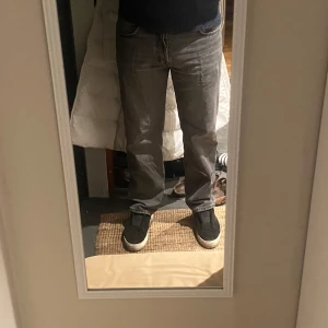 Gråa jeans från Zara - Helt nya nästan oanvända Jeans från Zara storlek 46 i midjan. 600kr ny pris! Priset kan diskuteras vid snabb affär 