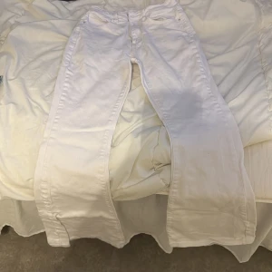 Vita jeansbyxor - Snygga vita flare jeansbyxor